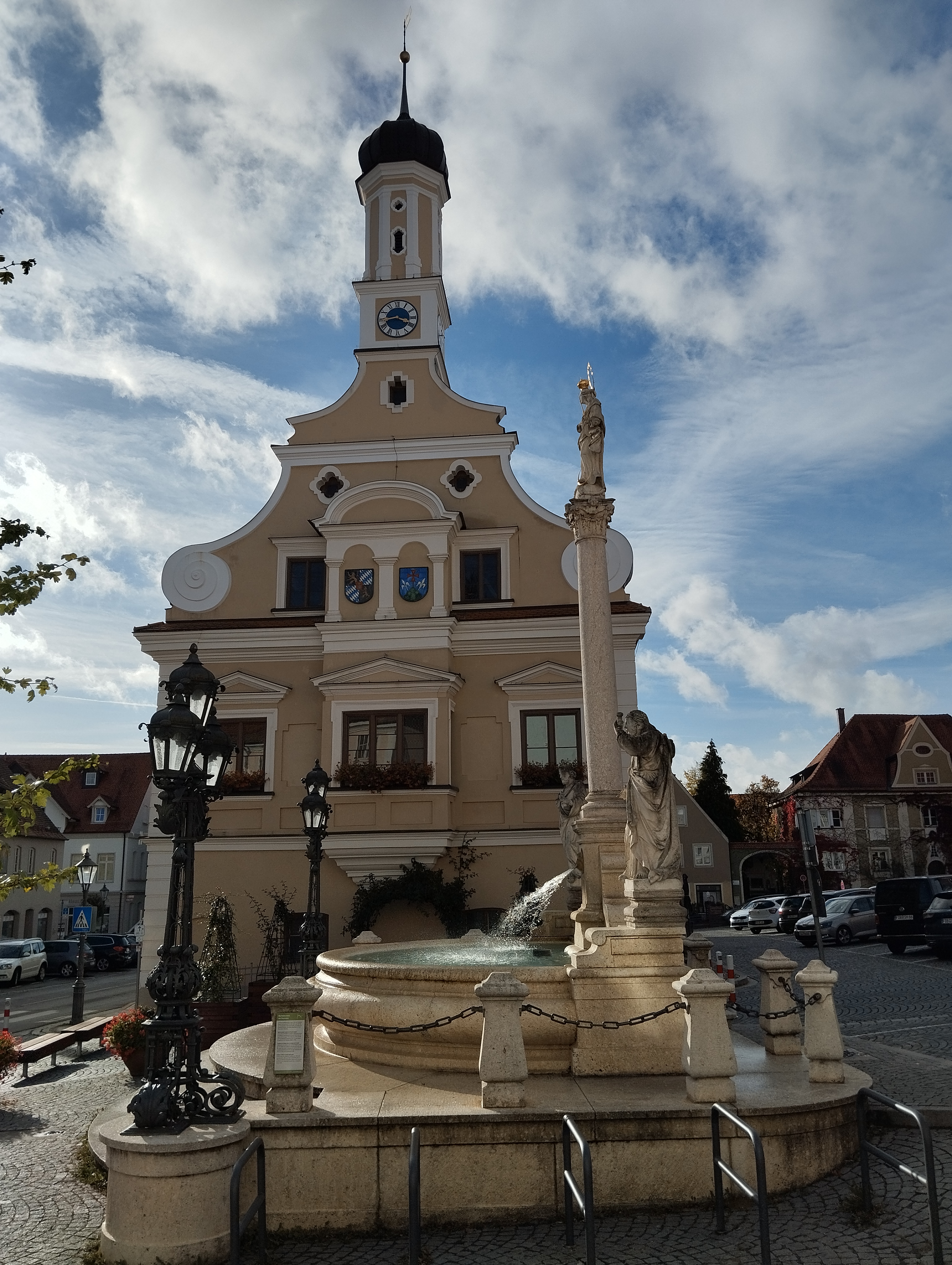 Rathaus und Mariensäule Friedberg
